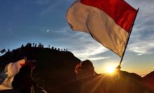 Kumpulan Foto Pengibaran Bendera Merah Putih Di Tempat