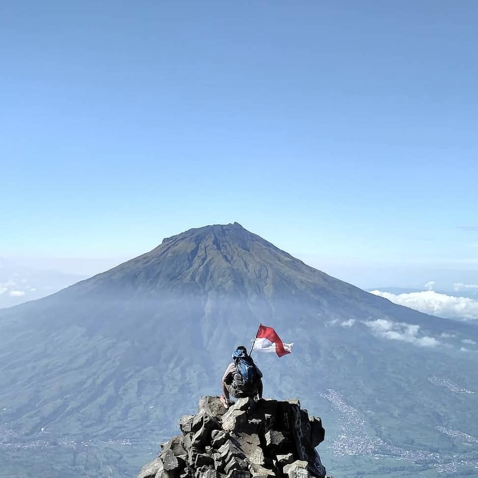 Kumpulan Foto Pengibaran Bendera Merah Putih di Tempat Wisata Indonesia