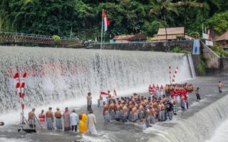 pengibaran bendera merah putih