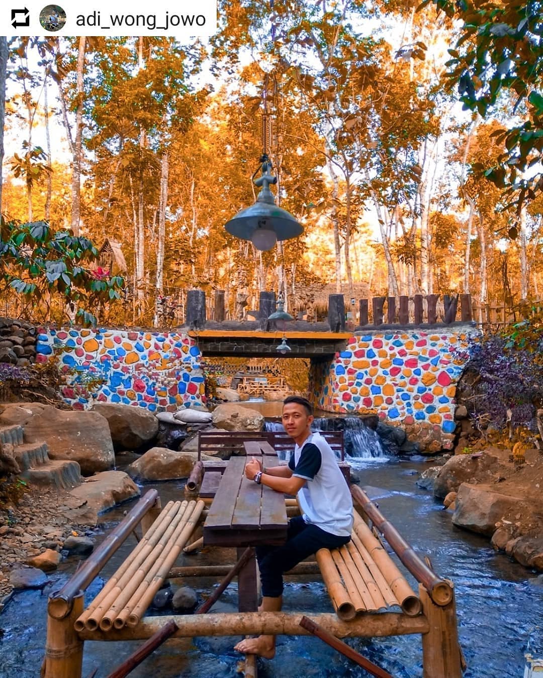 Wana Wisata Sumber Biru, Destinasi Instagenik Jombang Tengah Sungai