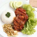 Belum sah jalan-jalan ke Bandung kalau belum coba makan