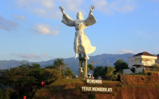 Monumen Yesus Memberkati, Landmark Unik Simbol Kerukunan Kota Manado