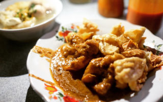 Belum sah jalan-jalan ke Bandung kalau belum coba makan?