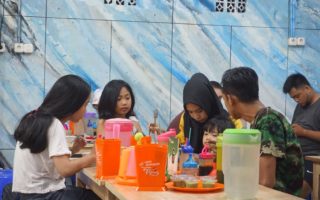 Berkenalan dengan Lala, Sosok Inspiratif di Balik Pempek Legendaris Palembang pempek legendaris palembang