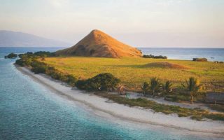 Mengintip Cantiknya Padang Sabana di Pulau Kenawa padang sabana di pulau kenawa