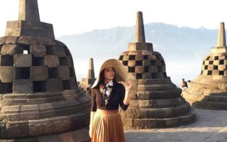 Inspirasi Travel Outfit yang Trendi Dipakai Saat Pelesir di Candi Borobudur candi borobudur