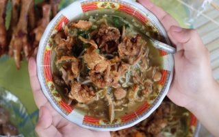 Geprek Soto Seturan, Kuliner Unik di Jogja Rasanya Bikin Penasaran soto geprek seturan