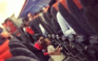 Penumpang Ajak Anak BAB di Lorong Pesawat Terbang, Lucu atau Menjijikkan? lorong pesawat terbang