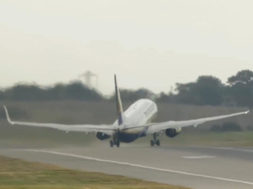 Momen Dramatis Pesawat  Ryanair Oleng  saat Dihantam Badai