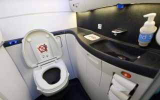 cara menggunakan toilet pesawat