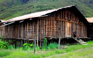 rumah adat papua barat