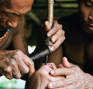 Ngeri dan Bikin Ngilu, Begini Tradisi Kerik Gigi Suku Mentawai Sebagai Simbol Kecantikan tradisi kerik gigi