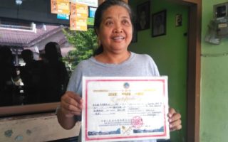 Kisah Clara Sumarwati, Pendaki Everest Wanita Pertama Indonesia pendaki everest pertama indonesia