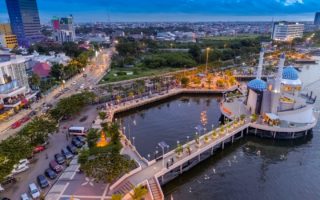 masjid mengapung di atas air