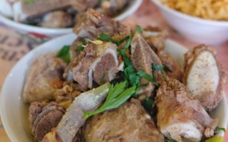 Mencicipi Bakso Semar Bandung, Bakso Paling Nendang dengan Balungan Melimpah