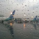 amankah naik pesawat terbang saat hujan