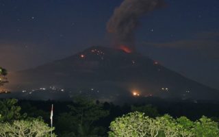 Gunung Agung Erupsi Lagi, Bali Masih Aman Dikunjungi gunung agung erupsi
