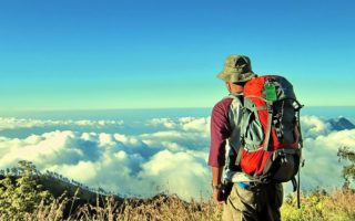 7 Perlengkapan Mendaki Gunung yang Wajib Dimiliki Pemula perlengkapan mendaki