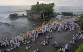 Sesajen di Bali Dijarah Tiga Bocah Saat Upacara Melasti upacara melasti