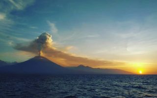 Volcano Tour di Indonesia, Sensasi Menikmati Keindahan Gunung Api saat Erupsi volcano tour