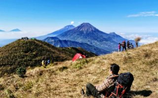7 Kegiatan Terlarang yang Tidak Boleh Dilakukan Saat Mendaki Gunung kegiatan terlarang