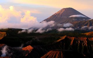 gunung paling angker