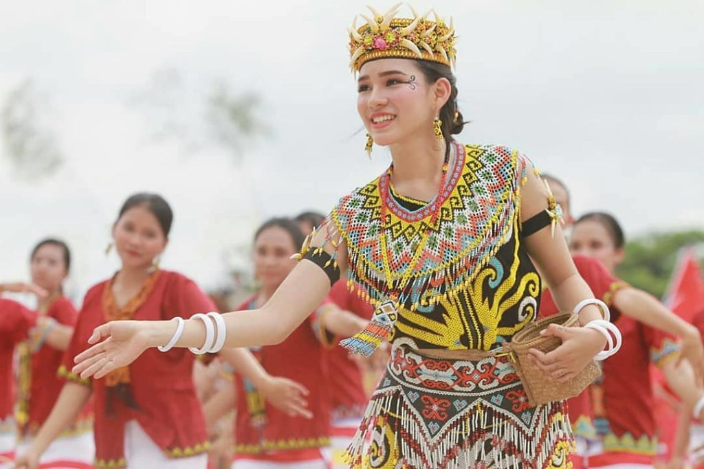 6 Suku di Indonesia yang Dikenal Penghasil Wanita-Wanita Cantik