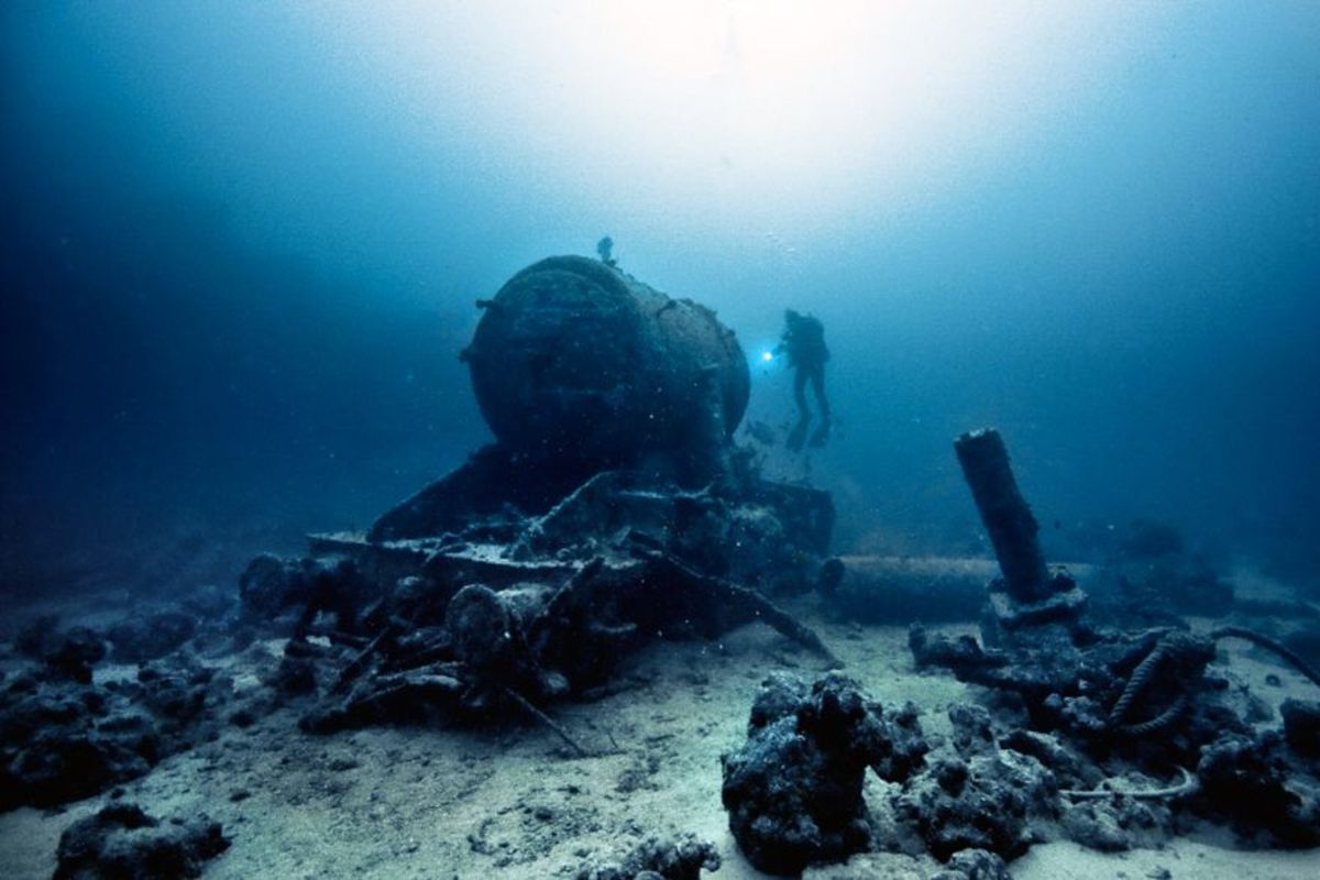 Где на дне океана. Поезд на дне Каспийского моря. Дно океана. Подводные находки. Затонувшие вещи.