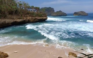 Pantai Watu Lawang Jogja, Keindahan Tersembunyi yang Bersejarah pantai watu lawang