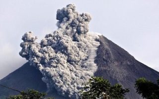 Gunung Merapi Kembali Erupsi, Tinggi Kolom Abu Capai 1.000 Meter gunung merapi erupsi