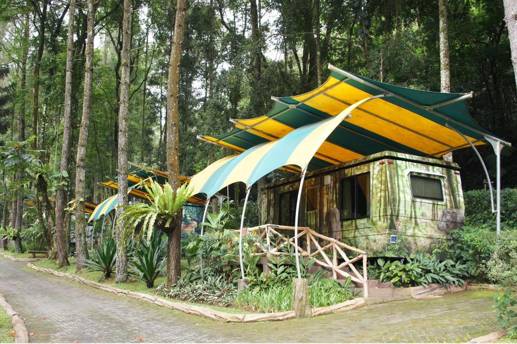 Safari Lodge Hotel di Puncak Bogor, Bermalam di Dalam Mobil Caravan