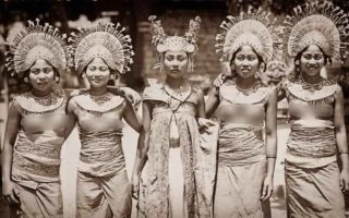 Pakaian Adat Bali, Dahulu Wanita Bali Tidak Pernah Memakai Atasan pakaian adat bali