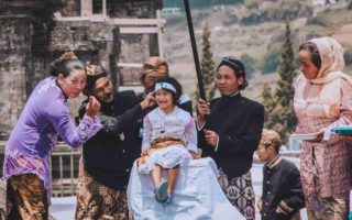 ritual potong rambut gimbal dieng