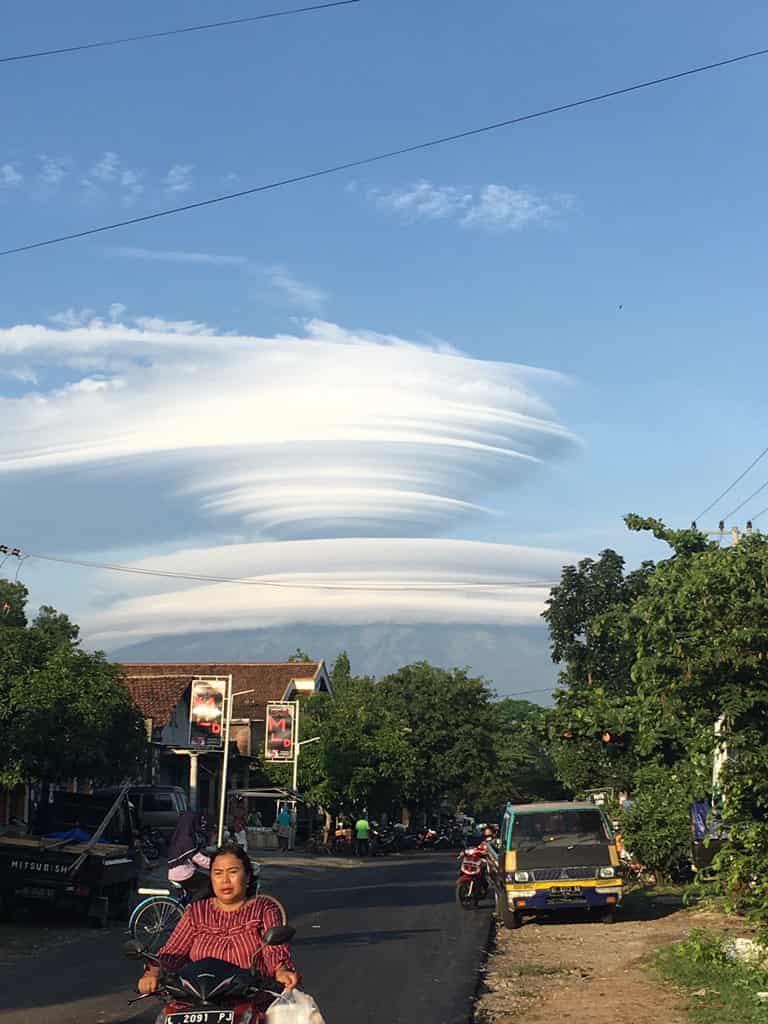 awan melingkar di atas gunung