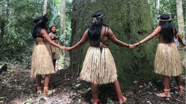 suku wanita di hutan amazon